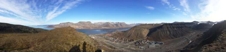 Det er utrolig flott på Svalbard. Her ser vi Longyearbyen. Bildet er tatt på Platåfjellet, der radomene står. (Privat foto).