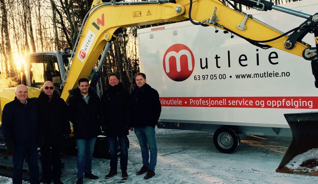 Fra venstre: Salgsdirektør Roy Hagen, MD Nordic Erik Høi, selger Morten Holter (alle Wacker Neuson), styreformann i Mutleie Mads Lier, og daglig leder Mutleie Odd Petter Pedersen. (Foto: Mutleie).