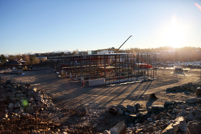 Sørlandets største skole blir enda større. Her reiser det nye bygget seg. Bildet er tatt på vei opp mot det nye øvingsområdet, som er under bygging. (Foto: Runar F. Daler).