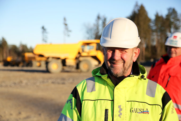 Øystein Gauslå, daglig leder hos den lokale maskinentreprenøren E. Gauslå & Sønner AS, som har grunnarbeidene på prosjektet. Han tror sammenslåingen av skolene og utvidelsen er et lurt grep av fylket. (Foto: Runar F. Daler).