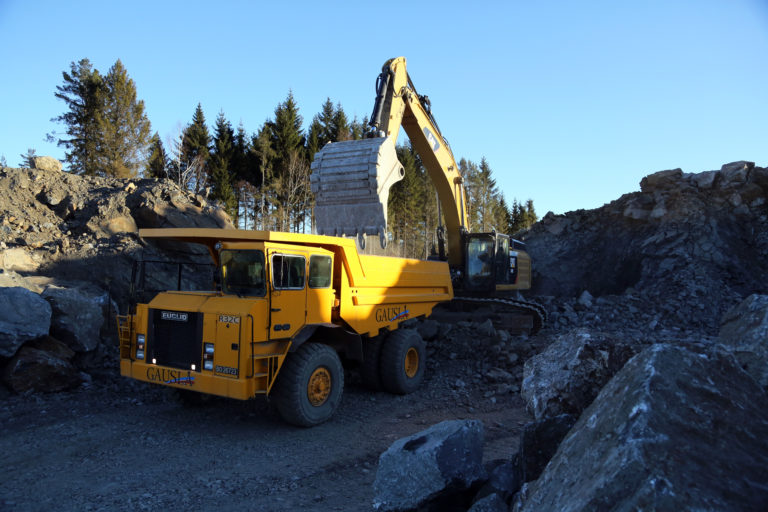 Totalt 150.000 kubikkmeter fast fjell tas ut av området. Da kreves det store maskiner. (Foto: Runar F. Daler).