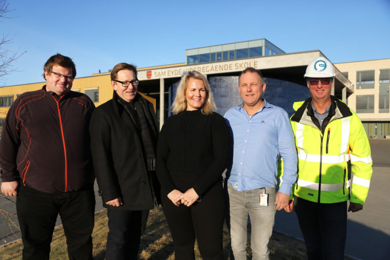 Skoleledelsen er naturlig nok begeistret for utvidelsen av den allerede store og høyst moderne skolen. Fra venstre: Lars Ole Hansen (avdelingsleder anleggsfag), Nils Inge Øyna (rektor), Beate Nielsen Dingsøyr (studierektor) og Ivar Flageborg (avdelingsleder transportfag). Lengst til høyre står regionsjef i MEF, Oskar Tore Åsen. (Foto: Runar F. Daler).