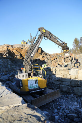 Hver eneste stein plasseres i steinmuren som i et puslespill. Her skal det etableres en bro, som blir en del av den kommende turstien/lysløypa. (Foto: Runar F. Daler).