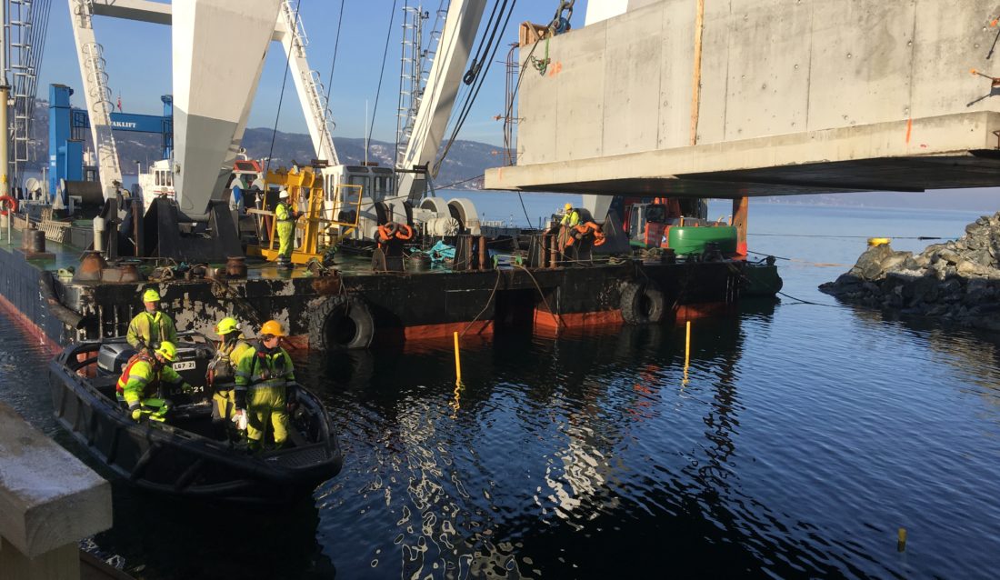 Siste kabelkulvert monteres i Oslofjorden. (Foto: Robin Stenersen/NCC).