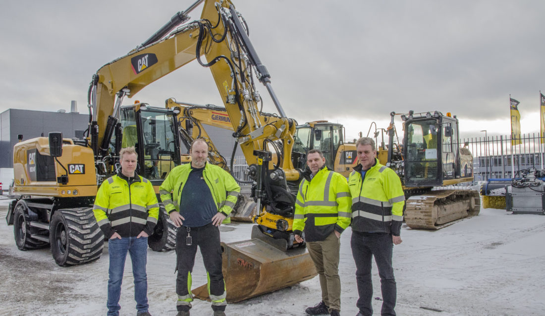 Fra venstre: Esben Rostad (tekniker NPI Pon Equipment), Morten Hansen (sjef klargjøring Pon Equipment), Espen Paulseth (markedsdirektør Pon Equipmet) og Svein Delbekk (tekniker og instruktør gravemaskiner, Pon Equipment). (Foto: Pon Equipment.)