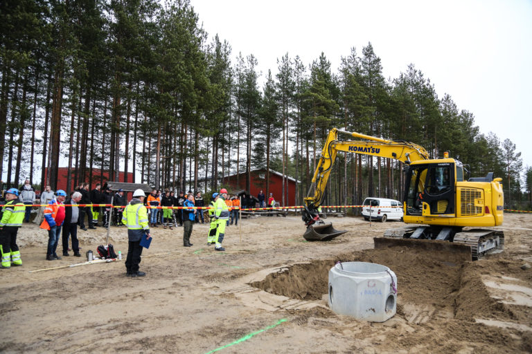 De fremmøtte følger nøye med på gravemaskinøvelsen. (Foto: Runar F. Daler).