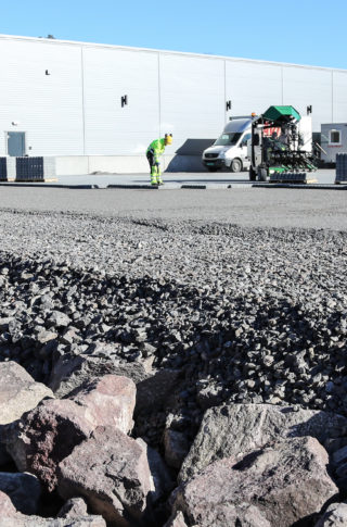 Her kan man tydelig se hvordan grunnen er bygget opp under steinen som legges, med sprengstein og gradvis mindre fraksjoner oppover – men ikke nullstoff. (Foto: Runar F. Daler).