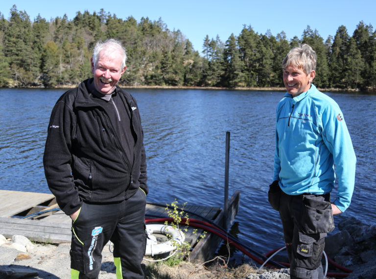 VERDSATT: Ifølge byggeleder i Dyreparken, Arne Grundetjern (til høyre), har Olav Martin en innlevelse i jobben som man ikke ser noe særlig av i samfunnet lenger. (Foto: Runar F. Daler).