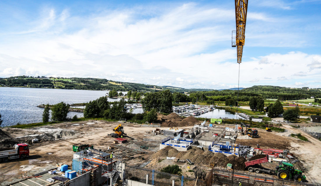 Verdens høyeste trehus blir liggende idyllisk til helt nede ved Mjøsa. (Foto: Runar F. Daler).