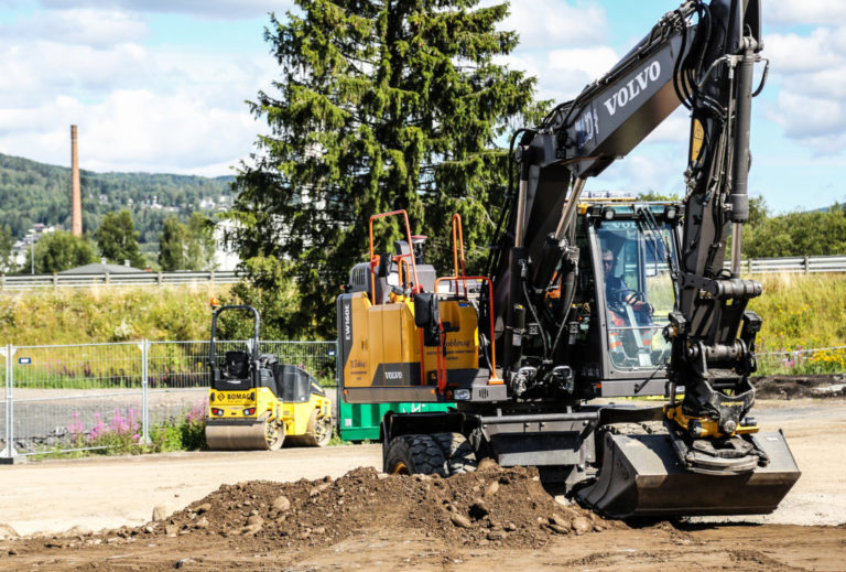 Det største landemerket i Brumunddal i dag er den nesten 60 meter høye Langmoen-pipa bak til venstre på bildet. Mjøstårnet blir byens nye blikkfang. (Foto: Runar F. Daler).