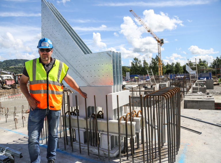 Maths Arnkværn, daglig leder for den lokale maskinentreprenøren M. Dobloug AS, står foran fundamentet til en av de enorme hjørnesøylene i Mjøstårnet. (Foto: Runar F. Daler).