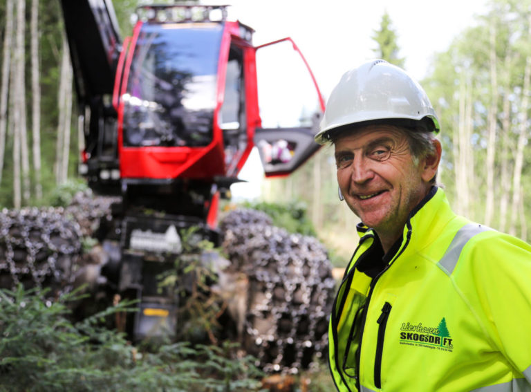 – Det er en stor jobb for oss. Det er også en artig jobb, ikke minst siden vi holder til her på Rudshøgda, sier Roar Lierhagen, gründer og daglig leder i Lierhagen Skogsdrift. (Foto: Runar F. Daler).