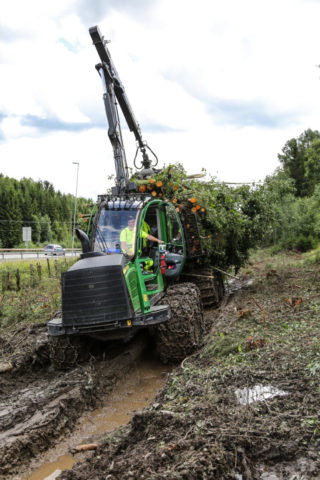 Alle trær og busker blir fjernet, og kun stubbene står igjen. Her er lassbærerkjører Jimmy Gråberget Stensby i ferd med å kjøre et lass til en velteplass i nærheten. (Foto: Runar F. Daler).