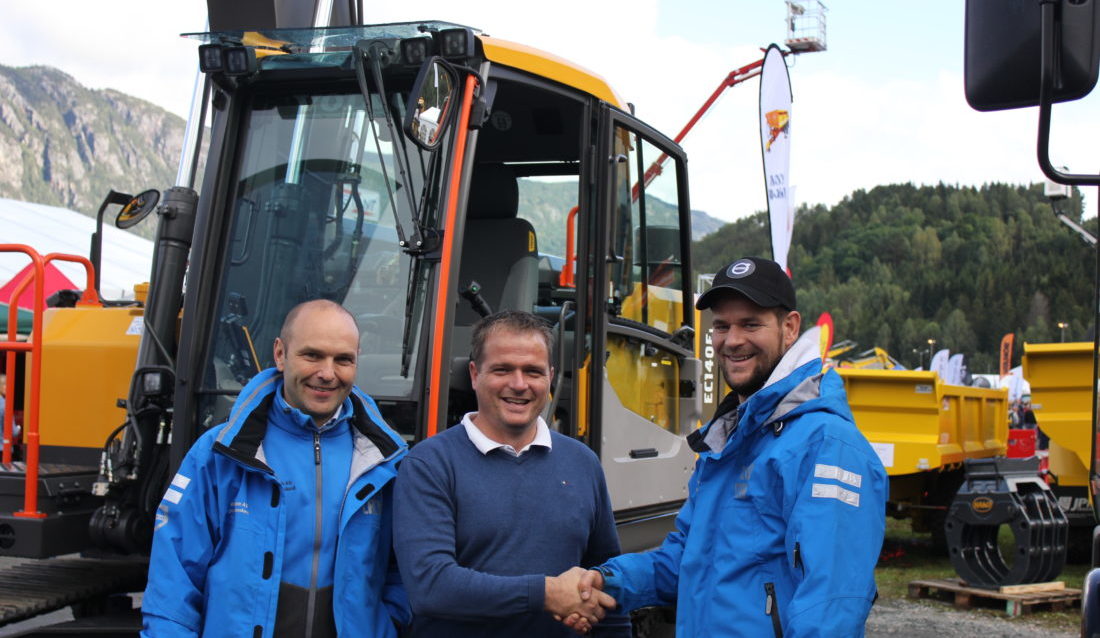 Håkon Beheim i Kjeldaas AS (i midten) gratuleres av distriktssjef Nils Kristian Hjelmtvedt (til høyre) og en like fornøyd David Kristianslund (til venstre). (Foto: Volvo Maskin AS).