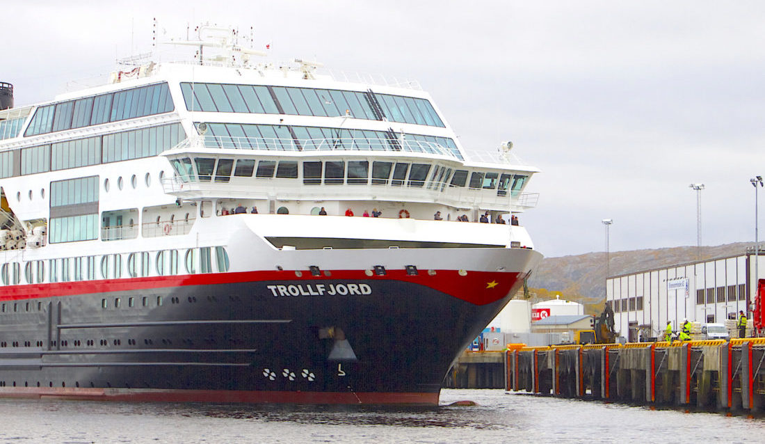 Hurtigruta ”Trollfjord” legger til kai i Kirkenes, der Consolvos arbeidere nå er ferdige med å montere nye fendere, leidere og frontlister. (Foto: Consolvo).