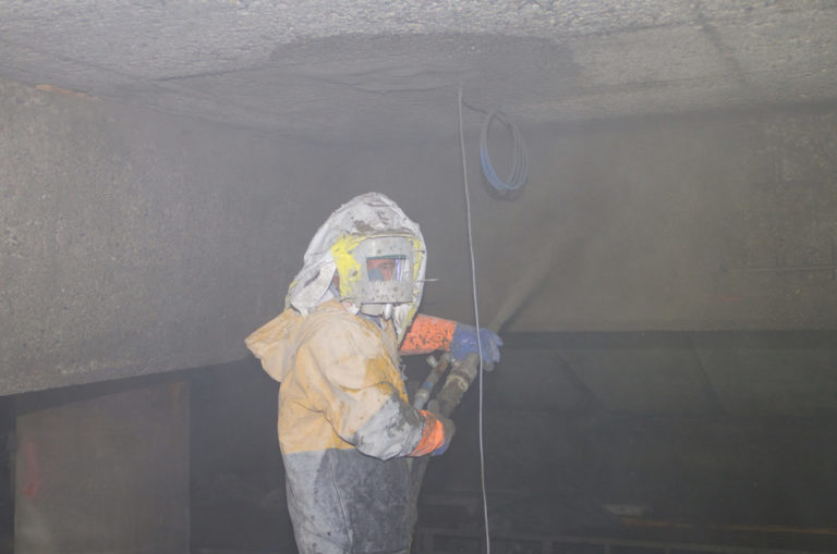 Under Hurtigrutekaia i Kirkenes er Marek Koziol i Consolvo i full sving med å tørrsprøyte med betong. (Foto: Consolvo).