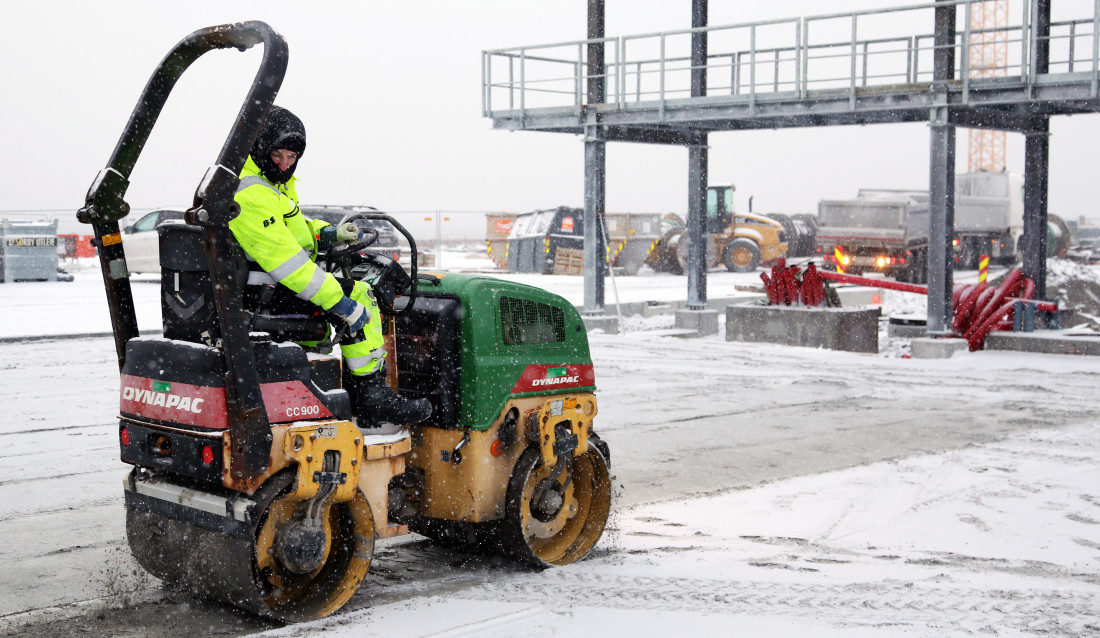 Dynapac er kjøpt opp av franske Fayat Group. Her er en 1800-kilos Dynapac CC900 i aksjon på Sjursøya i Oslo. (Foto: Runar F. Daler).