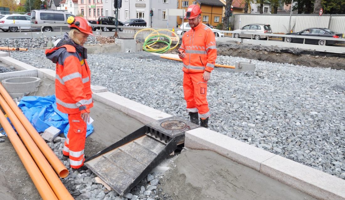 Landskapsarkitekt Kirstine Laukli (t.v.) og byggeleder Thomas Holst er spente på hvordan oppfinnelsen fungerer når veien åpner om et drøyt år. (Foto: Kjell Wold).