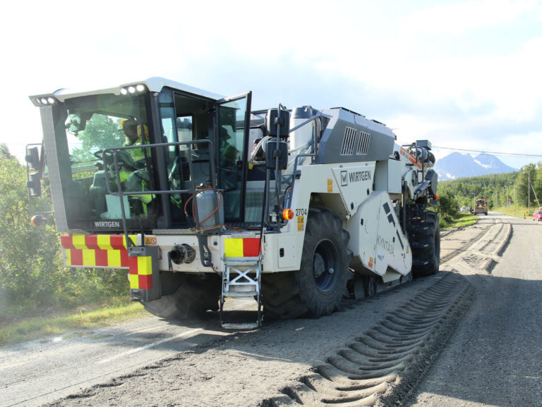 Spesialutviklet maskin for dypstabilisering av vei fra NCC Industry i Finland. (Foto: NCC).