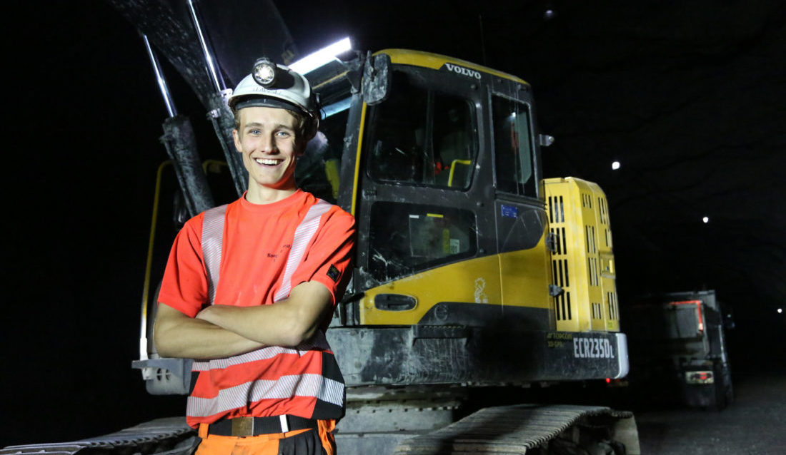 Fornøyd: Lærling Håkon Kasin Aase (19) har tilbragt store deler av læretida inne i en mørk tunnel, men stortrives med varierte dager, mye maskinkjøring og veldig bra oppfølging. (Foto: Runar F. Daler).