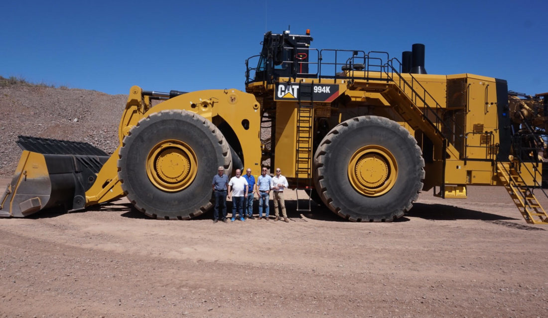 Fra venstre: Stig Vikeså, servicesjef i Pon region Vest, Kjell Gunnar Stormo, Gunnar Vinterstø, og Oddvar Støle fra Titania og ytterst til høyre salgsjef for Pon Mining Anders Eriksson. (Foto: Pon Equipment).