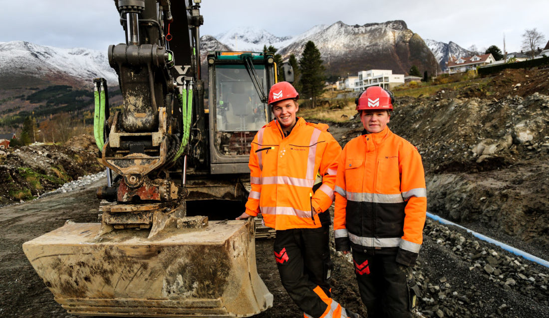 Lærlingene Eivind Dimmen (t.v.) og Werner Riksheim har det som plommen i egget hos Volda Maskin. (Foto: Runar F. Daler).