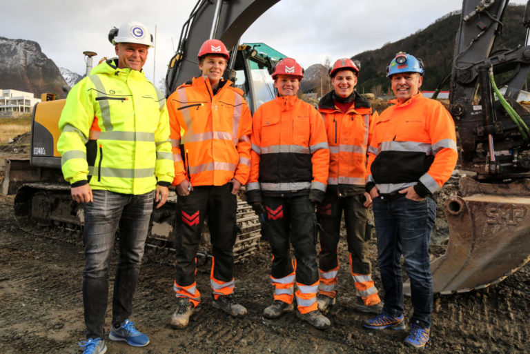 Det var en fornøyd gjeng Anleggsmaskinen møtte på anlegget i Mosmarka utenfor Ørsta. Fra venstre: Espen Wicken (OKAB), Eivind Dimmen, Werner Riksheim, Einar Kile og Jon Grebstad (alle fra Volda Maskin). (Foto: Runar F. Daler).