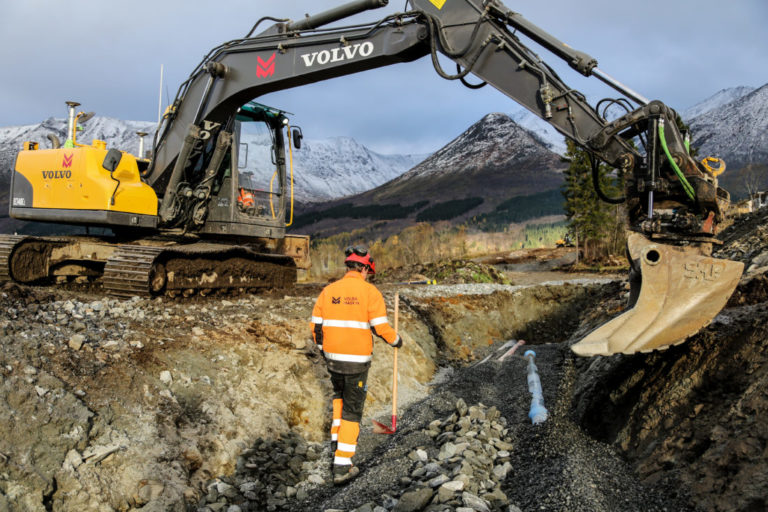 De kan ikke klage på naturomgivelsene ute på boligprosjektet i Ørsta. (Foto: Runar F. Daler).