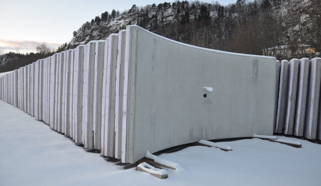 De første hundre betongelementene er losset i Holmestrand. (Foto: Kjell Wold).