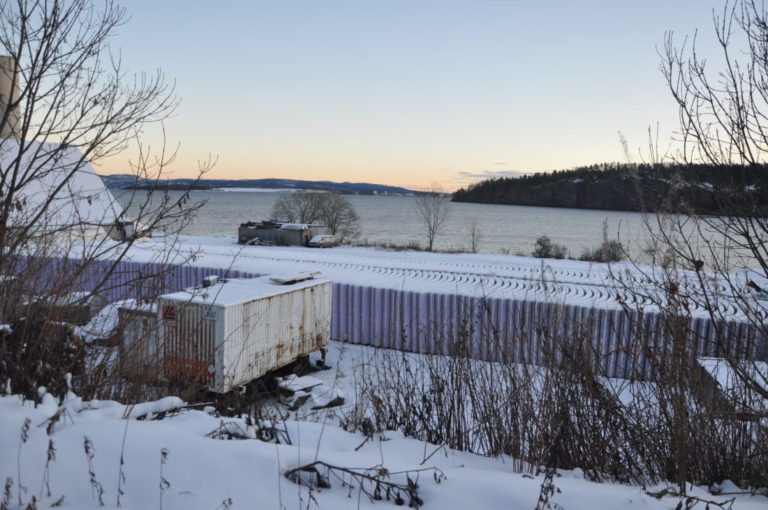 Fra kaia i Holmestrand fraktes alle 7000 betongelementene til E134-tunnelene på Kongsberg. Transporten videre går på lastebil. (Foto: Kjell Wold).