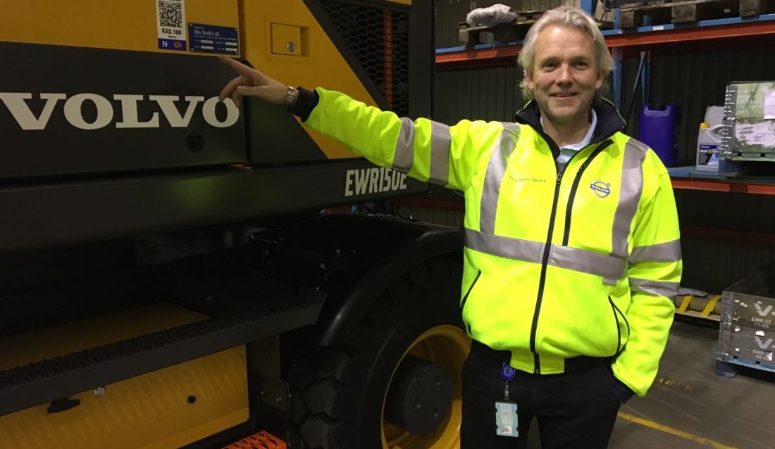 Gunnar Thorud, adm. dir. Volvo Maskin AS, med en av de første Volvo-maskinene med kjennemerke. (Foto: MGF).