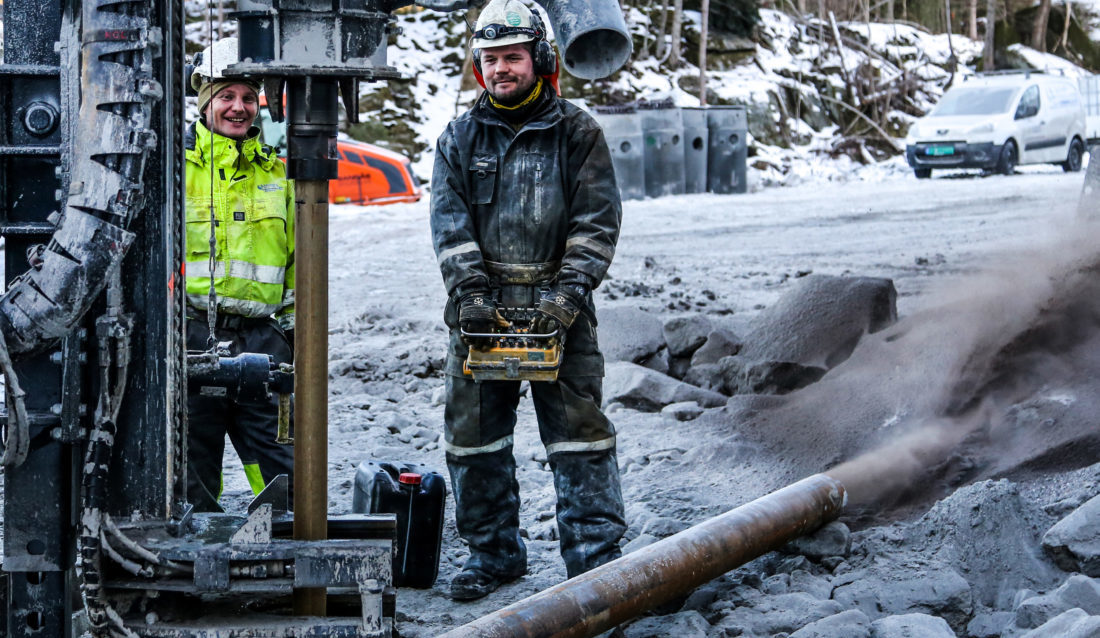 Brønnborerne Espen Andreassen (t.v.) og Jan Erik Pedersen fra Sørlandet Brønnboring borer enda et hull i det som blir Sørlandets (foreløpig) største brønnpark. (Foto: Runar F. Daler).