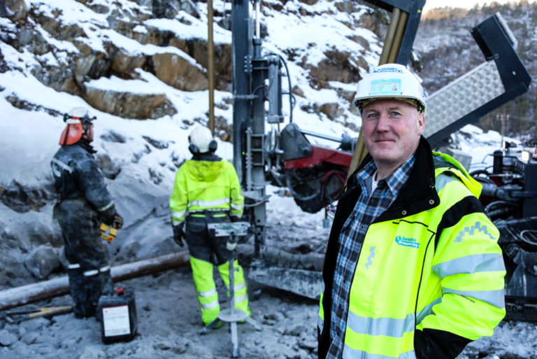 SOM SMURT: – Her har vi rett og slett et fantastisk flott fjell å bore i, så det har gått helt strålende hittil, sier Kjell Jørgen Steinsholm, daglig leder i Sørlandet Brønnboring AS. (Foto: Runar F. Daler).