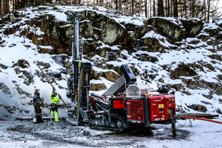 DYPT: Den 115 mm tykke borstrengen kommer i lengder på tre meter, som skrus sammen etter hvert som de bores nedover. Hullene blir 250 meter dype. (Foto: Runar F. Daler).