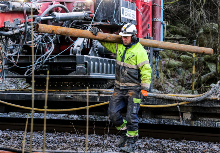 LØFT: Rørene som bores ned i løsmassene er tre meter lange og må skjøtes to og to for å oppnå den nødvendige lengden på seks meter. Her henter Bård Magnus Dalen et nytt rør. (Foto: Runar F. Daler).