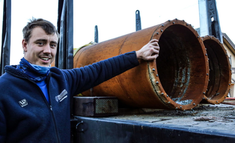 STORT: Truls Omland Aasheim viser fram 600 mm-rørene de brukte til fundamentboringen. Til jordingsboringen bruker de med en diameter på kun 114 mm. (Foto: Runar F. Daler).