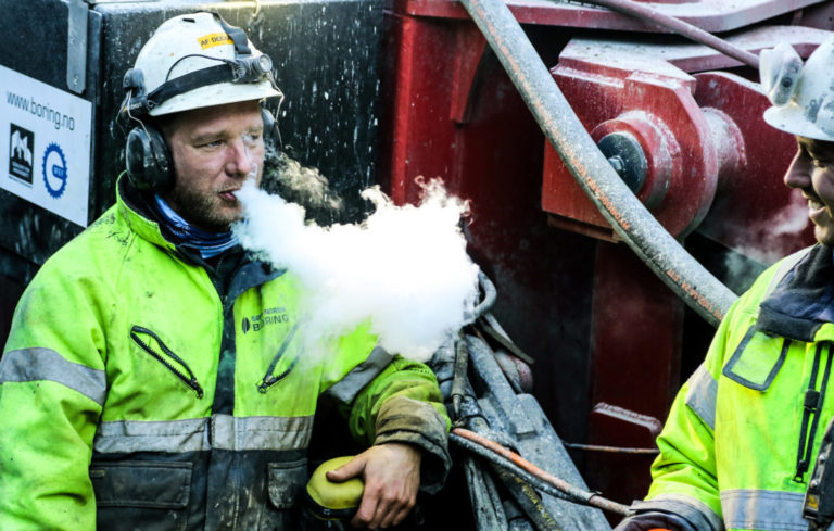 PUST I BAKKEN: Greit med en liten pause av og til. Her er det boreriggoperatørene Bård Magnus Dalen (t.v.) og Truls Omland Aasheim som trekker litt luft. (Foto: Runar F. Daler).