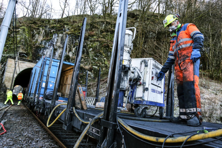 GYSEMASSE: Geir Johansen fra Grenland Betongsaging sørger for korrekt blandeforhold i gysemassen, en strømledende elektrodemasse bestående av sement, kull og vann. (Foto: Runar F. Daler).