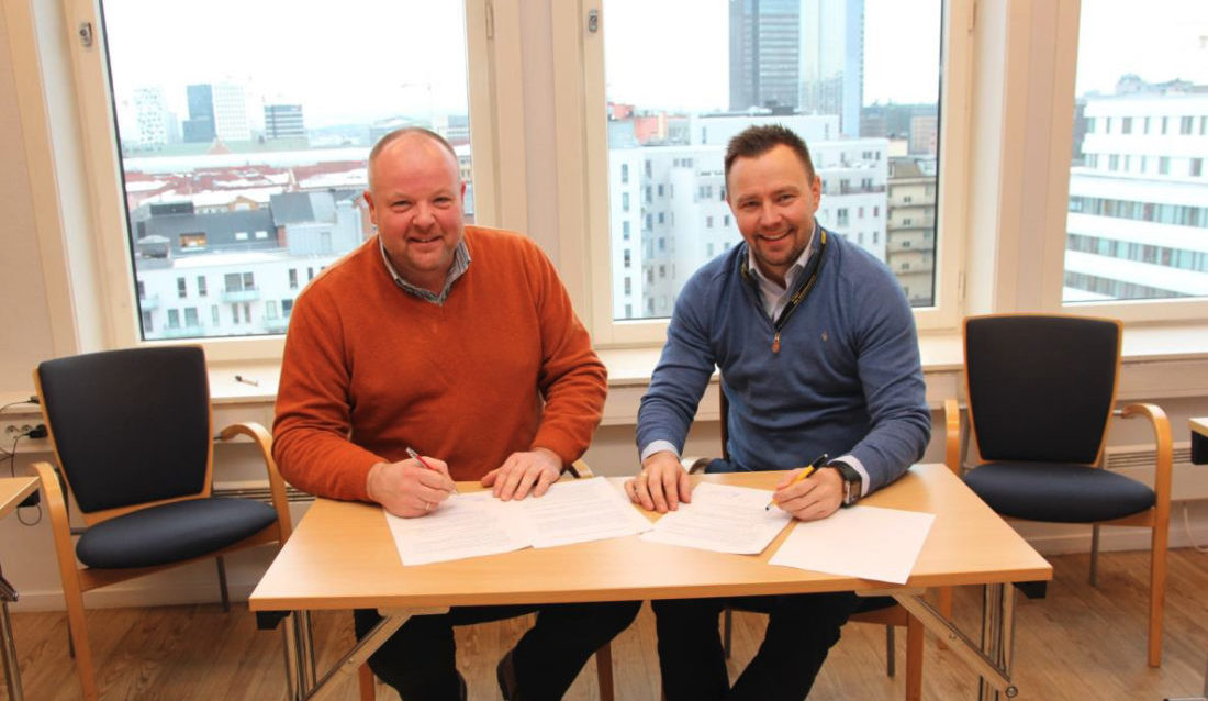 Garda Sikring ved Johan Aas (f.v.) signerer samarbeidsavtale med Stanley Security ved Thomas Magnussen. (Foto: Garda Sikring AS).