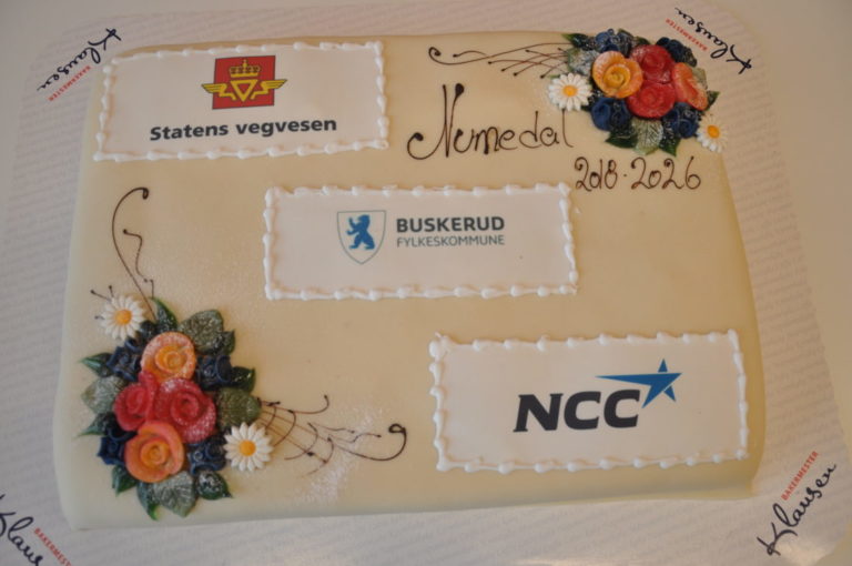 NCCs største driftskontrakt ble naturligvis feiret med kake. (Foto: Statens vegvesen).