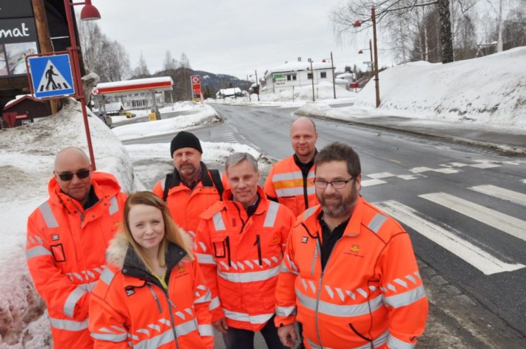 Sekstetten fra Statens vegvesen som styrer Numedals-kontrakten. Foran fra venstre: Mariann Bråten, Lasse Berge og Kjetil Bø. Bak fra venstre:: Bjørn Nyhus, Erling Nerol og Øistein Muggerud Eriksen. (Foto: Statens vegvesen).