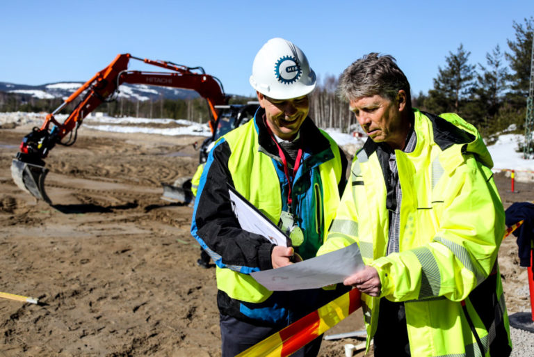 NØYE: Rune Lia, opplæringskonsulent i OKAB, og Henning Olsen (t.h.), avdelingsleder ved Solør videregående skole, diskuterer scoringsskjemaet underveis i konkurransen. (Foto: Runar F. Daler).