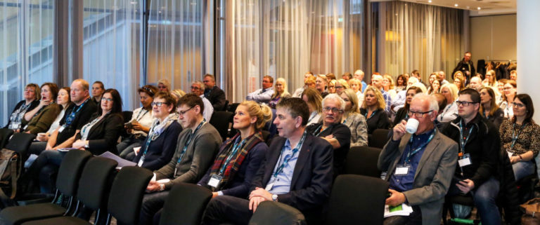 SOM TENTE LYS: Forsamlingen av MEF-bedrifter fulgte oppmerksomt med, for det kan være lurt å kjenne til de nye reglene. (Foto: Runar F. Daler).