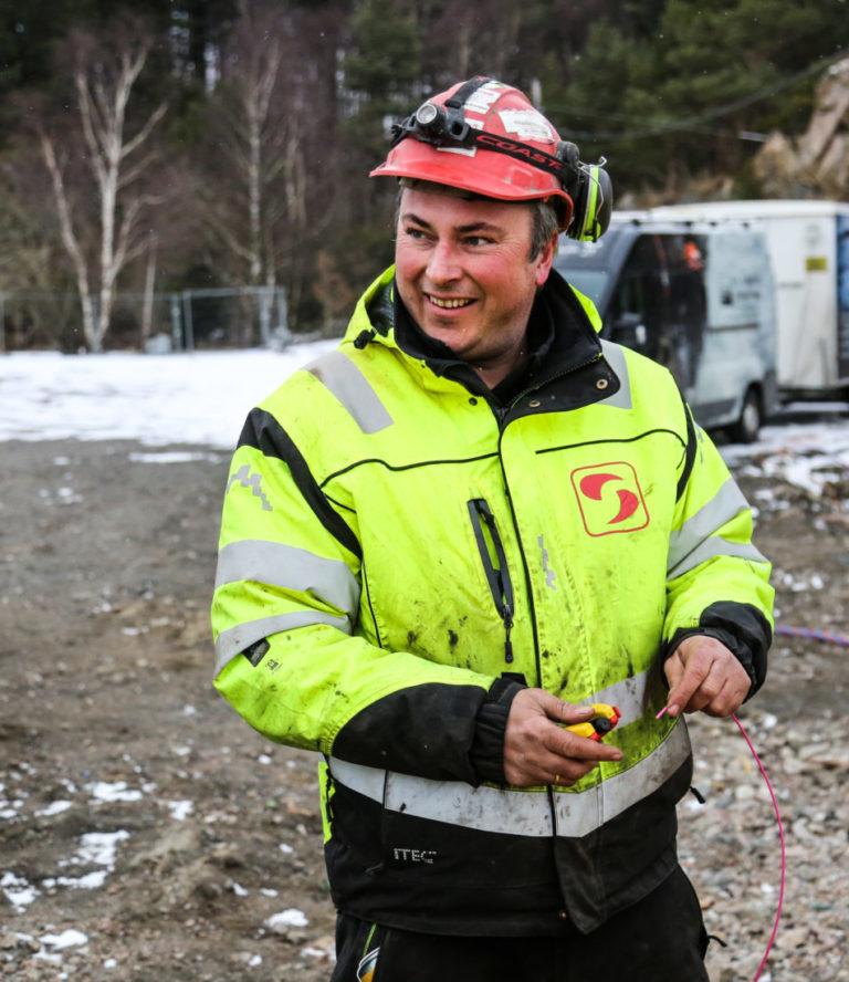 DYNAMITT-HARRY: Johannes Haddeland kobler ledningene for undervannssalven sammen med stødig hånd, før han på utløserknappen. (Foto: Runar F. Daler).