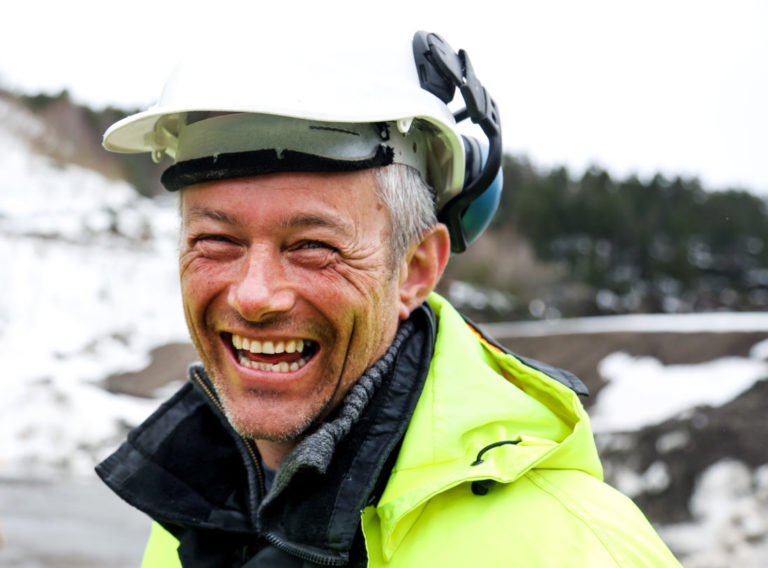 – Vi er så heldige som får lov til å låne maskiner, sier en svært tilfreds lærer på Tangen vgs., Terje Ormestad. (Foto: Runar F. Daler).