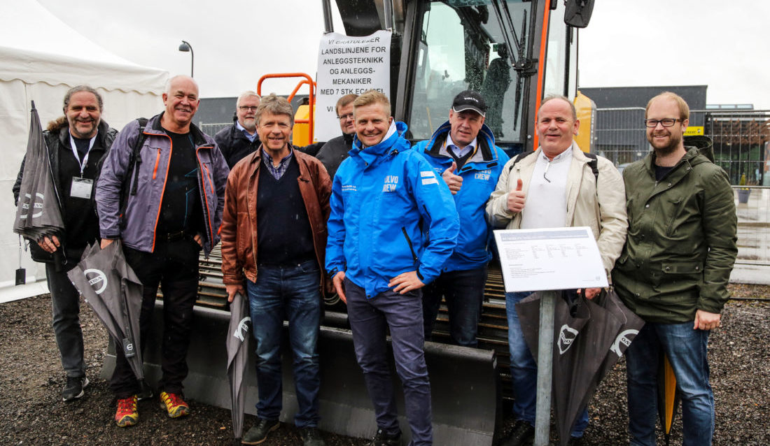 FORNØYD GJENG: Torgeir Skretting (avd.leder Øksnevad vgs.), John Eirik Eilertsen (avd.leder. Fauske vgs.), Odd Arne Meyer Sjøberg (Landslinjekoordinator), Henning Olsen (avd.leder Solør vgs.), Lars Ole Hansen (avd.leder Sam Eyde vgs.), Kjell Arvid Løyning (selger Volvo Maskin), Jarle Bjørløw (produktsjef Volvo Maskin), Bjørn Røseth (avd.leder Kirkenes vgs.), Lasse Svellingen (avd.leder Os vgs.). Foto: Runar F. Daler).