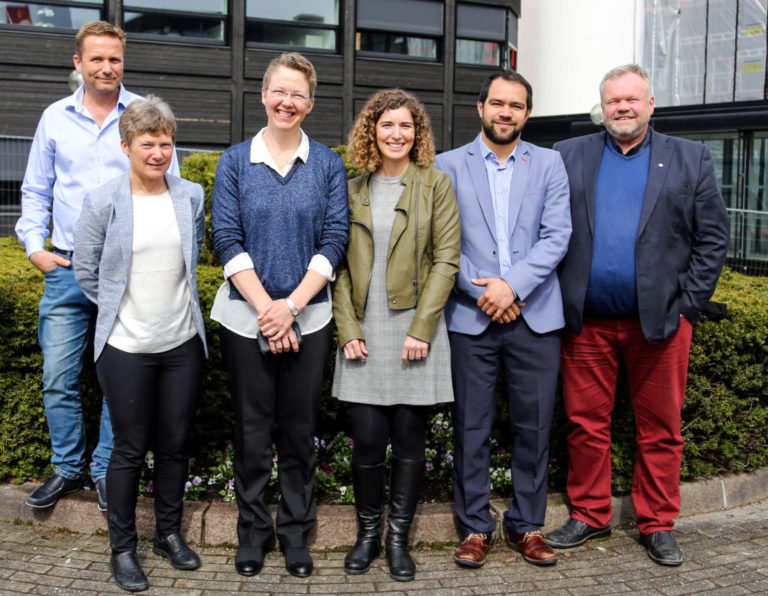 KICKOFF: (Litt av) gjengen, fra venstre: Nils Hanstad (Båsum Boring - partner), Kirsti Midttømme (Christian Michelsen Research – prosjektleder og ansv. arbeidspakke 1), Randi Kalskin Ramstad (NTNU – ansv. arbeidspakke 2 og styremedlem), Maria Justo-Alonso, (SINTEF Byggforsk – ansv. arbeidspakke 3), José Acuna (KTH Energiteknik - partner) og Einar Østhassel (MEF – partner og styremedlem). (Foto: Runar F. Daler).