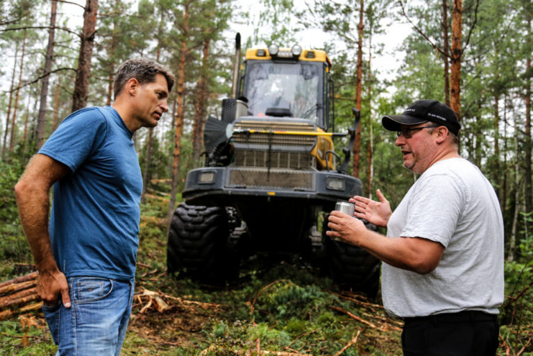 KRITISKE: Bjørn Lauritzen (fagsjef skog i MEF, til venstre) og Tor Martin Næss (medeier og skogsmaskinfører i Næss AS) er sterkt uenig i at paragraf 3 annet ledd i permitteringslønnsloven ikke kommer til anvendelse, da sommerens ekstreme skogbrannsituasjon må defineres som en naturomstendighet som skogsentreprenørene verken kunne forutsi eller tilpasse seg. (Foto: Runar F. Daler).