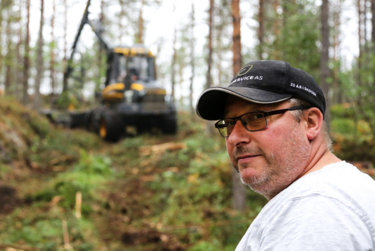 EKSEPSJONELT: Jeg har jobba i skogen siden 1993 og jeg har aldri opplevd en slik sommer tidligere. Mange sleit med masse snø i vinter, og så gikk det nesten rett over i denne sommeren. Det har vært helt eksepsjonelt, sier Tor Martin Næss. (Foto: Runar F. Daler).