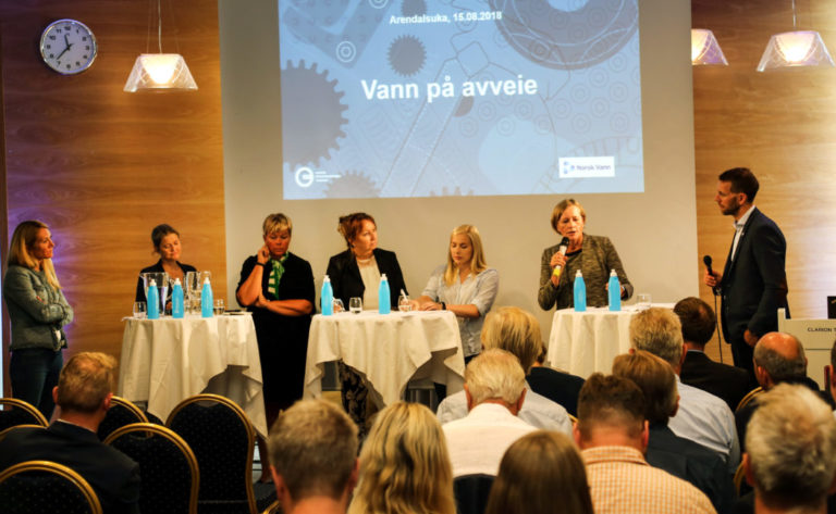 Debattpanelet under konferansen Vann på avveie, besto av, fra venstre: Julie Brodtkorb (adm.dir MEF), Grethe Helgås (seksjonsleder NVE), Hege Haukeland Liadal (stortingsrep. AP), Gunn Marit Helgesen (styreleder KS), Mari Holm Lønseth (stortingsrep. H) og Toril Hofshagen (adm. dir. Norsk Vann). Debatten ble ledet av Håvard Almås, kommunikasjonssjef MEF (helt til høyre). (Foto: Thomas L. Jørgensen, Norsk Vann).